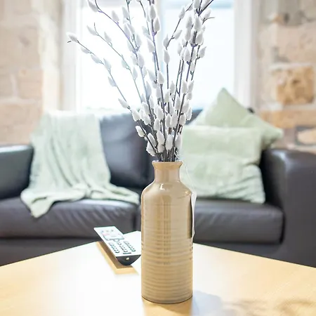 1 Bedroom Kirkstall Centre Apartment Ideal For Corporate Guests, Free Parking Leeds  Exterior foto