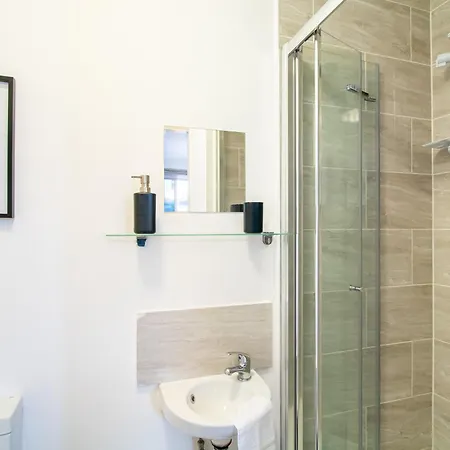 1 Bedroom Kirkstall Centre Apartment Ideal For Corporate Guests, Free Parking Leeds  Exterior foto