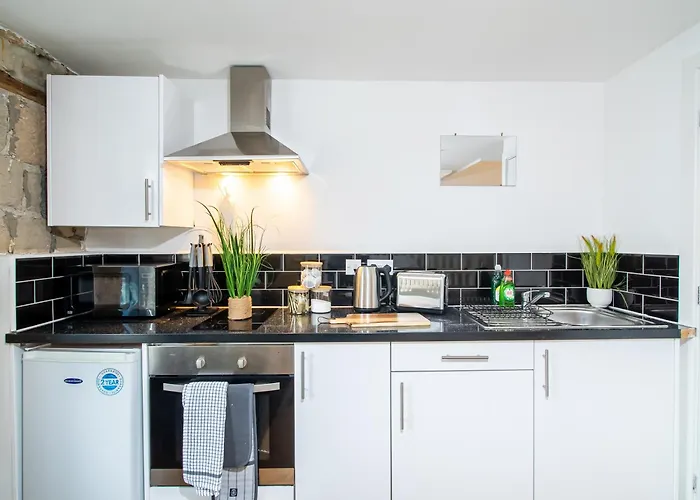 1 Bedroom Kirkstall Centre Apartment Ideal For Corporate Guests, Free Parking